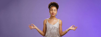 和平自信松了一口气非裔美国人年轻的女人优雅的银衣服平静冥想关闭眼睛呼吸<strong>实践站</strong>涅槃莲花瑜伽构成找到Zen蓝色的背景