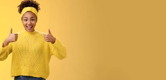 支持友好的现代时尚的非裔美国人女朋友支持显示竖起大拇指好工作手势骄傲努力喜欢结果批准计划黄色的背景