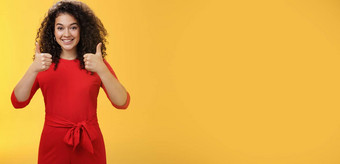 <strong>优秀</strong>的的想法不错的工作肖像支持很高兴快乐迷人的女朋友显示拇指站红色的衣服黄色的墙微笑给积极的回复喜欢概念