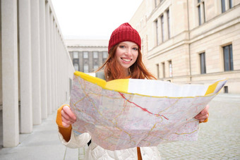 美丽的<strong>红色</strong>头发的人女人旅游城市地图探讨了观光<strong>历史</strong>具有里程碑意义的走小镇微笑幸福的