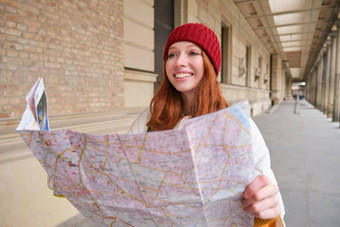 微笑年轻的红色头发的人女人红色的他纸地图旅游吸引力旅游人概念女孩探讨了城市找到