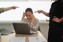 沮丧年轻的女员工接收不公平的谴责责备遭受坏的态度工作压力工作概念