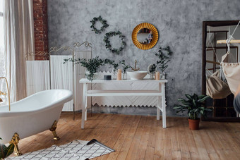 舒适的浴室室内背景大白色浴缸自然绿色植物乡村装饰元素光宽敞的洗澡房间背景人公寓设计广告