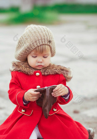 迷人的婴儿红色的外套钱包