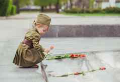 婴儿女孩苏联军事统一的了花纪念碑