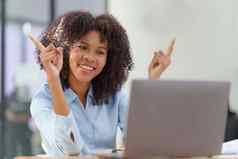 有吸引力的黑色的女商人移动PC视频会议调用业务的同事们沟通团队