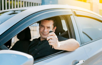 快乐男人。显示车键人车辆显示车键满意车买家概念司机车显示键窗口