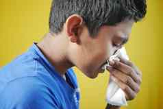 生病的男孩流感打击鼻子餐巾