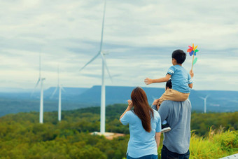 进步快乐家庭享受时间风农场绿色能源概念
