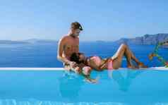 夫妇假期圣托里尼岛放松游泳池火山口海洋