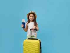 可爱的孩子女孩旅游旅行者乘客黄色的手提箱登机通过夏天假期