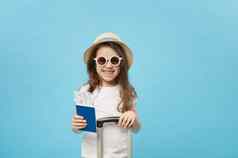 微笑快乐孩子女孩飞行票手提箱夏天假期孤立的蓝色的背景