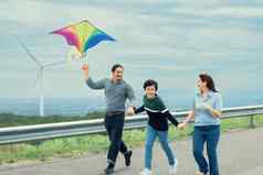 进步快乐无忧无虑的家庭假期概念飞行风筝风涡轮