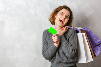 女人购物快乐女人购物袋享受购物消费主义购物生活方式概念