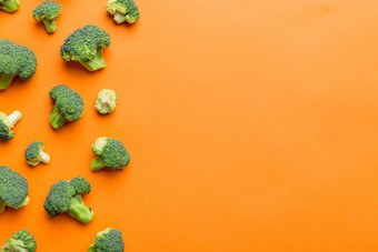 前视图新鲜的绿色西兰花蔬菜彩色的背景西兰<strong>花卷</strong>心菜头健康的素食者食物概念平躺复制空间