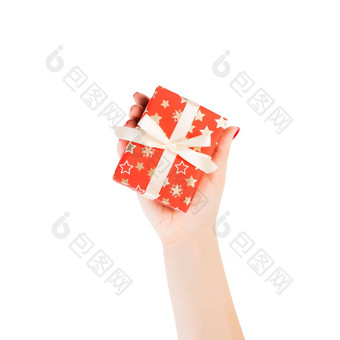 女人手给包装<strong>圣诞</strong>节假期手工制作的现在红色的纸黄金丝带孤立的白色背景前视图<strong>感恩</strong>节礼物盒子概念