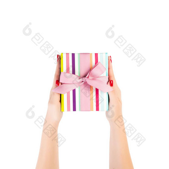 女人手给包装圣诞节假期手工制作的现在彩色的纸粉红色的丝带孤立的白色背景前视图感恩节礼物盒子概念