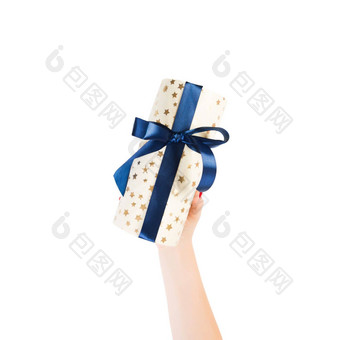 女人手给包装<strong>圣诞</strong>节假期手工制作的现在黄金纸蓝色的丝带孤立的白色背景前视图<strong>感恩</strong>节礼物盒子概念