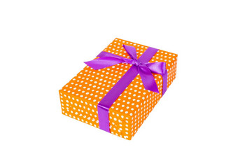 圣诞节假期手工制作的现在橙色纸紫色的丝带孤立的白色背景前视图感恩节礼物盒子概念