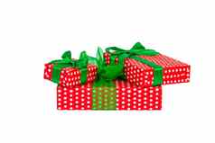 集团圣诞节假期手工制作的现在红色的纸绿色丝带孤立的白色背景前视图感恩节礼物盒子概念