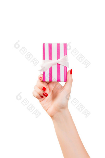 女人手给包装<strong>圣诞</strong>节假期手工制作的现在粉红色的纸白色丝带孤立的白色背景前视图<strong>感恩</strong>节礼物盒子概念