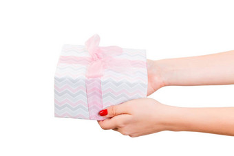 女人手给包装圣诞节假期手工制作的现在彩色的纸粉红色的丝带孤立的白色背景前视图感恩节礼物盒子概念