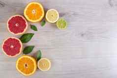 多汁的柑橘类水果减少背景薄荷叶橙子柠檬酸橙葡萄柚薄荷叶子明亮的木背景