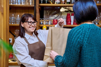 女人餐厅工人发行订单外卖食物纸袋