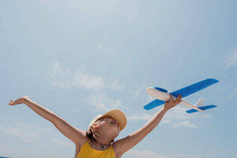 孩子玩玩具飞机孩子们梦想旅行飞机快乐孩子女孩有趣的夏天假期海山在<strong>户外活动背景</strong>蓝色的天空生活方式时刻