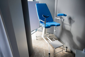 空蓝色的妇科椅子妇科医生的办公室