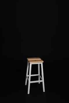 极简主义木椅子黑色的背景概念现代室内设计家具房间高凳子阁楼风格复古的酒吧椅子古董木金属椅子