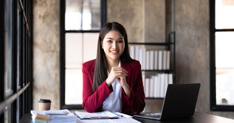 微笑漂亮的业务亚洲女人工作工作移动PC电脑现代办公室会计分析报告真正的房地产投资数据金融税系统概念