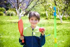 快乐男孩玩绳球摇摆不定的球游戏夏天野营快乐休闲健康的活跃的时间在户外概念