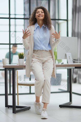 年轻的业务女人站表格表达式使手势手