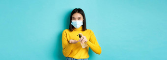 科维德社会距离流感大流行概念微笑亚洲女人医疗面具<strong>预防措施</strong>冠状病毒手洗手液站蓝色的背景