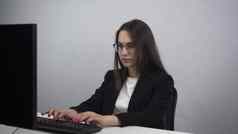 女商人作品电脑办公室年轻的女人西装眼镜小心翼翼地类型键盘