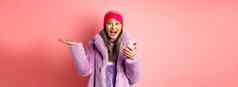在线购物时尚概念女人检查太棒了促销提供智能手机尖叫快乐相机惊讶快乐脸粉红色的背景
