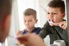 男孩刷牙牙齿牙科牙刷每天习惯例程