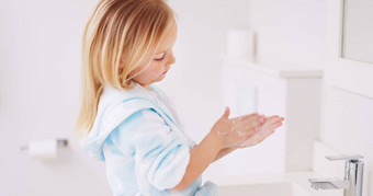女孩洗手浴室首页<strong>卫生</strong>停止细菌防止细菌医疗保健清洁年轻的孩子<strong>卫生</strong>例程肥皂水盆地房子