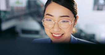 业务女人脸工作电脑打字报告建议加班微笑的最后期限关键绩效指标目标在线连接快乐亚洲工人专业成功企业