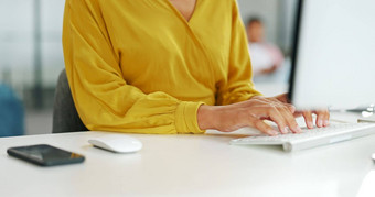 电脑键盘黑色的女人打字办公室工作电子邮件销售项目规划年轻的女员工写作报告广告市场营销建议企业工作场所