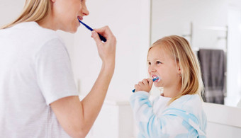 发展妈妈。女孩浴室刷牙齿成键拥抱爱的女父夫人孩子孩子刷牙牙齿牙科卫生孩子增长首页