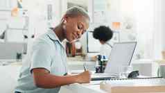 黑色的女人接待员写作笔记信移动PC表格规划时间表议程备忘录老板日历企业家业务女头脑风暴开始的想法办公室