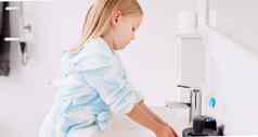 清洁孩子女孩洗手浴室肥皂卫生医疗保健独立首页年轻的水健康的孩子卫生例程水槽有毒细菌