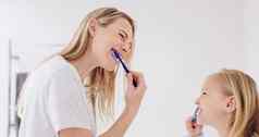 牙刷妈妈。女孩清洁牙齿早....浴室家庭首页快乐债券妈妈牙科卫生例程健康口服产品孩子