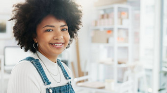 员工肖像快乐业务黑色的女人微笑启动广告公司模拟脸非洲工人设计师女孩工作市场营销办公室模型空间