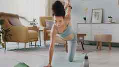 瑜伽平板电脑女人在线视频伸展运动锻炼生活房间房子女孩平衡健身锻炼互联网科技休息室首页