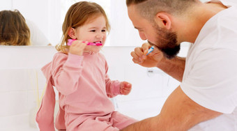 父亲孩子刷牙牙齿牙刷浴室首页快乐牙科护理男人。教学女孩孩子口服<strong>卫生</strong>例程牙膏<strong>健康健康</strong>