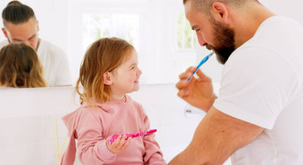 父亲学习教学女孩刷牙齿牙刷牙科卫生口香糖医疗保健男人。女儿笑浴室健康的口健康支持清洁牙