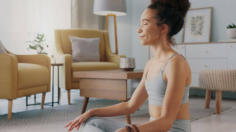 冥想普拉提首页瑜伽黑色的女人工作精神上的脉轮和平自由心Zen心态身体健康健康生活方式放松女孩培训生活房间地板上